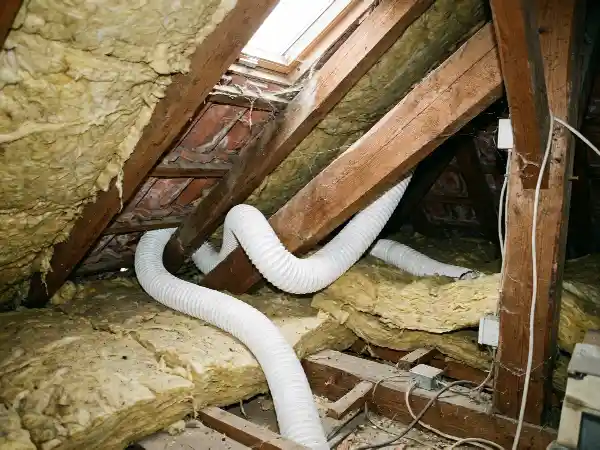 Ventilatiekanalen tussen de kepers op een zolder