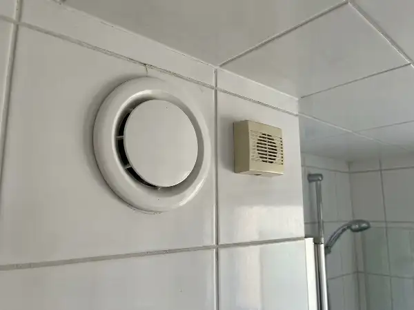Afvoerventiel met vochtsensor in het plafond van een badkamer